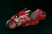 「PROJECT BM! ポピニカ魂 金田のバイク」にステッカーと特典を装着した図。(C)1998 マッシュルーム/アキラ製作委員会