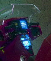 「PROJECT BM！ ポピニカ魂　金田のバイク」のセンターコンソールパネルを発光させた様子。(C)1998 マッシュルーム／アキラ製作委員会