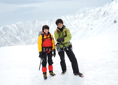 映画「岳－ガク－」にて主演を務めるふたり。左から長澤まさみ、小栗旬。