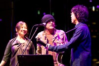 浦沢のギターに江口がボーカルで加わり、吉田拓郎「春だったね」などのカバーも披露した。