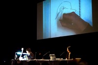 浦沢が「20世紀少年」のカンナをナマ描きする様子。帽子→前髪→目→鼻→口と描き進め、最後に輪郭を描くスタイルでサイバラを驚かせた。