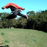 「ヒーロー特撮視聴 27年」の一文字蛍。アクションヒーローさながら、見事なとび蹴りを披露する様子はまるでマンガのよう。