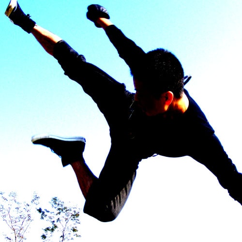 アクション中の一文字。その見事なフォルムと写真の構図から、跳び蹴りに賭ける並々ならぬ情熱を感じとれる。