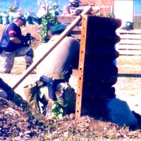 サバイバルゲーム中の一文字。マンガ家といえば運動不足というイメージがあるが、体力にも期待が出来そうだ。