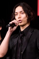 竜介を演じた水嶋ヒロ。「いろいろな人たちの努力が実って映画化が実現し、こうして会見ができるのは奇跡だと思います」と語った。