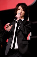 会見冒頭にはステージ上で花火を爆発させる演出が。佐藤は「（爆発で）びっくりしちゃって、耳が痛いです（笑）」。