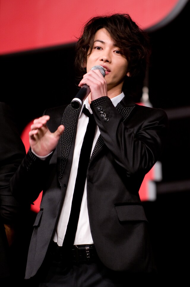 会見冒頭にはステージ上で花火を爆発させる演出が。佐藤は「（爆発で）びっくりしちゃって、耳が痛いです（笑）」。