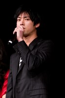 バンドのムードメーカー役、千葉を演じた桐谷は撮影現場でもムードメーカーを務めた模様。「花火で煙ってますけど、ちゃんとカメラに写りますかね？（笑）」と報道陣への気遣いも。