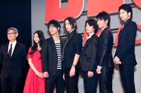 撮影終了後ひさびさに会ったという出演陣と監督。会見中にも現場の雰囲気が伝わるようなじゃれあう姿をたびたび見せてくれた。