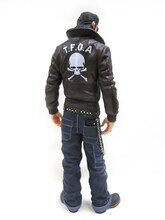 背に大きく「武装戦線」のマークがペイントされた「クローズ＆WORST BLACKTOP村田将五 ［T．F．O．A Original Paint］」。(C)髙橋ヒロシ（月刊少年チャンピオン）2002－2010