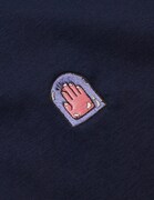 左胸にあしらわれたマンガ家の勲章、ペンダコのマーク。(C)LUCKY LAND COMMUNICATIONS / SHUEISHA