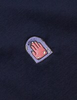 左胸にあしらわれたマンガ家の勲章、ペンダコのマーク。(C)LUCKY LAND COMMUNICATIONS / SHUEISHA