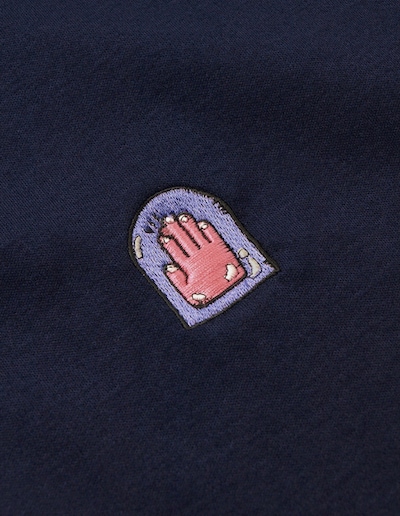 左胸にあしらわれたマンガ家の勲章、ペンダコのマーク。(C)LUCKY LAND COMMUNICATIONS / SHUEISHA