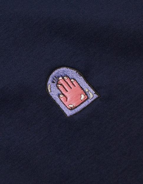 左胸にあしらわれたマンガ家の勲章、ペンダコのマーク。(C)LUCKY LAND COMMUNICATIONS / SHUEISHA