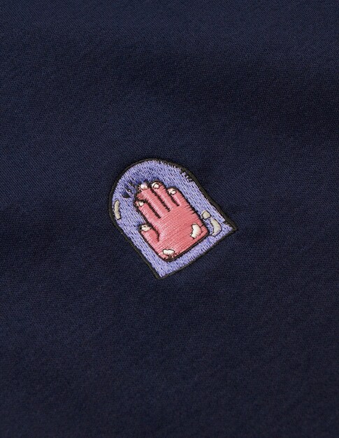 左胸にあしらわれたマンガ家の勲章、ペンダコのマーク。(C)LUCKY LAND COMMUNICATIONS / SHUEISHA