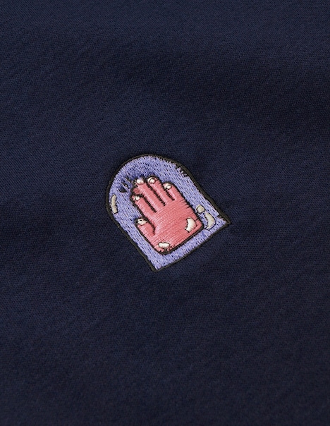 左胸にあしらわれたマンガ家の勲章、ペンダコのマーク。(C)LUCKY LAND COMMUNICATIONS / SHUEISHA