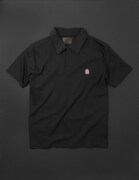 LUCKY LAND COMMUNICATIONS POLO［Black］。(C)LUCKY LAND COMMUNICATIONS / SHUEISHA