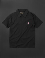 LUCKY LAND COMMUNICATIONS POLO［Black］。(C)LUCKY LAND COMMUNICATIONS / SHUEISHA