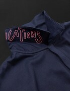 LUCKY LAND COMMUNICATIONS POLO［Navy］。(C)LUCKY LAND COMMUNICATIONS / SHUEISHA