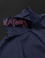 LUCKY LAND COMMUNICATIONS POLO［Navy］。(C)LUCKY LAND COMMUNICATIONS / SHUEISHA