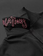 LUCKY LAND COMMUNICATIONS POLO［Black］。(C)LUCKY LAND COMMUNICATIONS / SHUEISHA