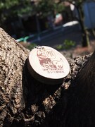 切り株キーホルダー表面