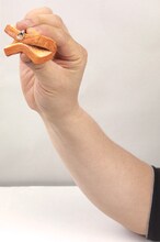 「もやしもん かもされパンストラップ」は弾力性のある素材が使われており、握って形を変形させられる。こだわりの手ざわりを体験しよう。(C)石川雅之／講談社