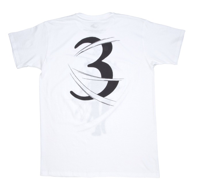 「ゾロ」Tシャツ。バックには数字「3」が。（C）尾田栄一郎/集英社・フジテレビ・東映アニメーション　発売元：（株）バンダイ
