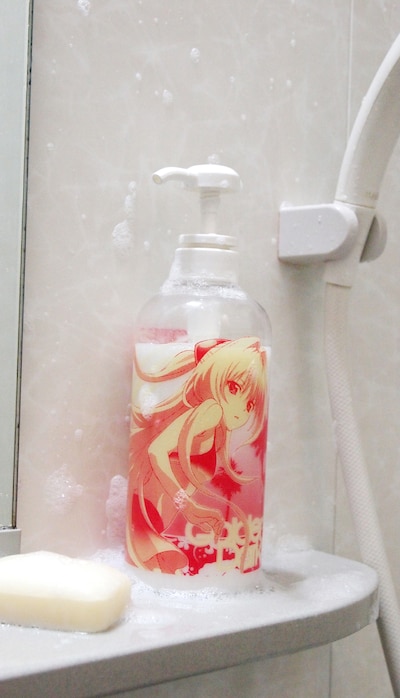 「金色の闇シャンプーボトル」 (C)矢吹健太朗・長谷見沙貴／集英社・とらぶる製作委員会