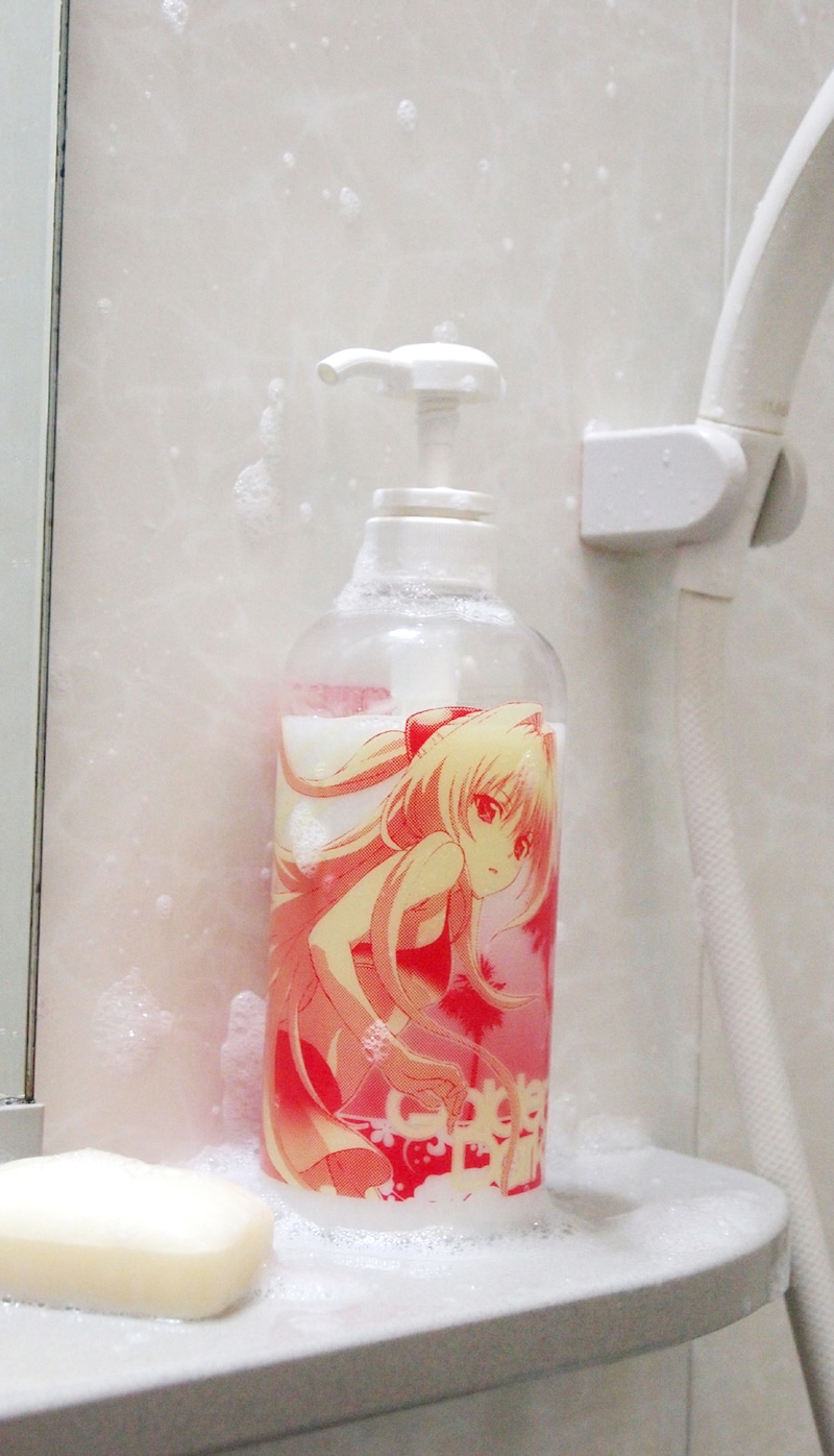 「金色の闇シャンプーボトル」 (C)矢吹健太朗・長谷見沙貴／集英社・とらぶる製作委員会