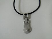 ワークショップ参加者全員にプレゼントされる村田蓮爾デザインのペンダント。