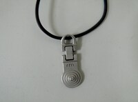 ワークショップ参加者全員にプレゼントされる村田蓮爾デザインのペンダント。