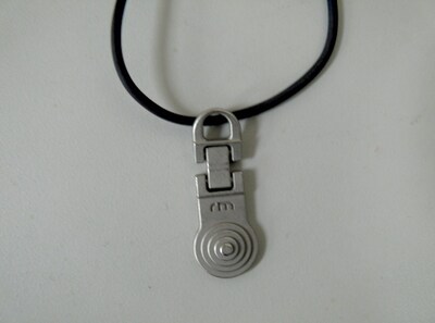 ワークショップ参加者全員にプレゼントされる村田蓮爾デザインのペンダント。