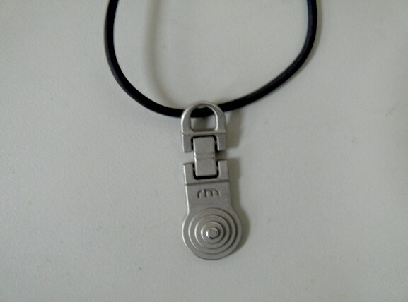 ワークショップ参加者全員にプレゼントされる村田蓮爾デザインのペンダント。