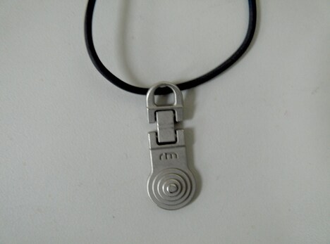 ワークショップ参加者全員にプレゼントされる村田蓮爾デザインのペンダント。