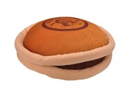 B賞「どらやきクッション」の直径は約45cm。これだけ巨大などらやきを前にしたらドラえもん一体どんな顔するだろう。(C)藤子プロ