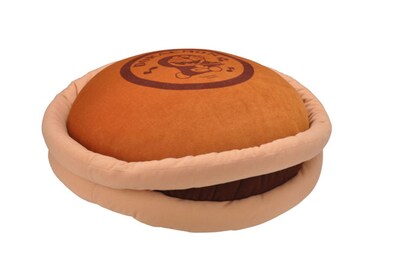 B賞「どらやきクッション」の直径は約45cm。これだけ巨大などらやきを前にしたらドラえもん一体どんな顔するだろう。(C)藤子プロ