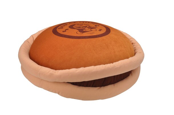 B賞「どらやきクッション」の直径は約45cm。これだけ巨大などらやきを前にしたらドラえもん一体どんな顔するだろう。(C)藤子プロ