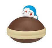 E賞「ソフビ貯金箱」のひとつ。巨大どらやきにしがみついてご満悦のドラちゃん。(C)藤子プロ