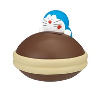 E賞「ソフビ貯金箱」のひとつ。巨大どらやきにしがみついてご満悦のドラちゃん。(C)藤子プロ
