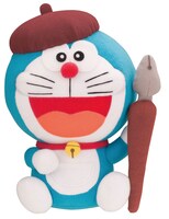 ラストワン賞の「オリジナルドラえもんぬいぐるみ」。ベレー帽にペンを持った、マンガ家スタイルがチャーミングだ。(C)藤子プロ