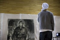 武蔵立像を見つめる井上。　（c）I.T. PLANNING