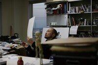 アトリエでの井上。　（c）I.T. PLANNING