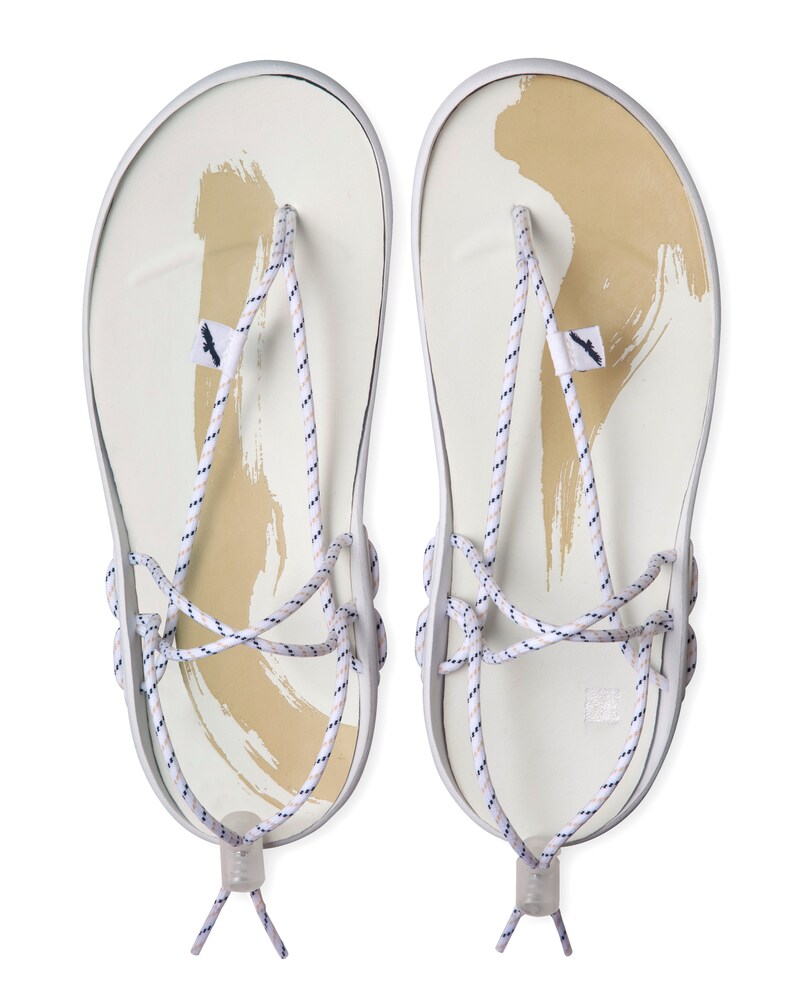 「Chaski Sandal×I.T.」。Chaski Sandalは“旅”をコンセプトに作られたコロンビアの人気サンダルだ。