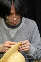 麦わら帽子はすべて手作り。厳しい品質管理のため、1日に製造できる数もごくわずかだ。