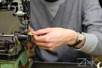 海賊伝説の残る岡山県笠岡市にて、熟練の職人がひとつひとつ手作りで製造する。