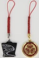 前売り券の特典に付く根付ストラップ。左が流水紋版、右が葵の御紋版。（Ｃ）2010男女逆転「大奥」製作委員会