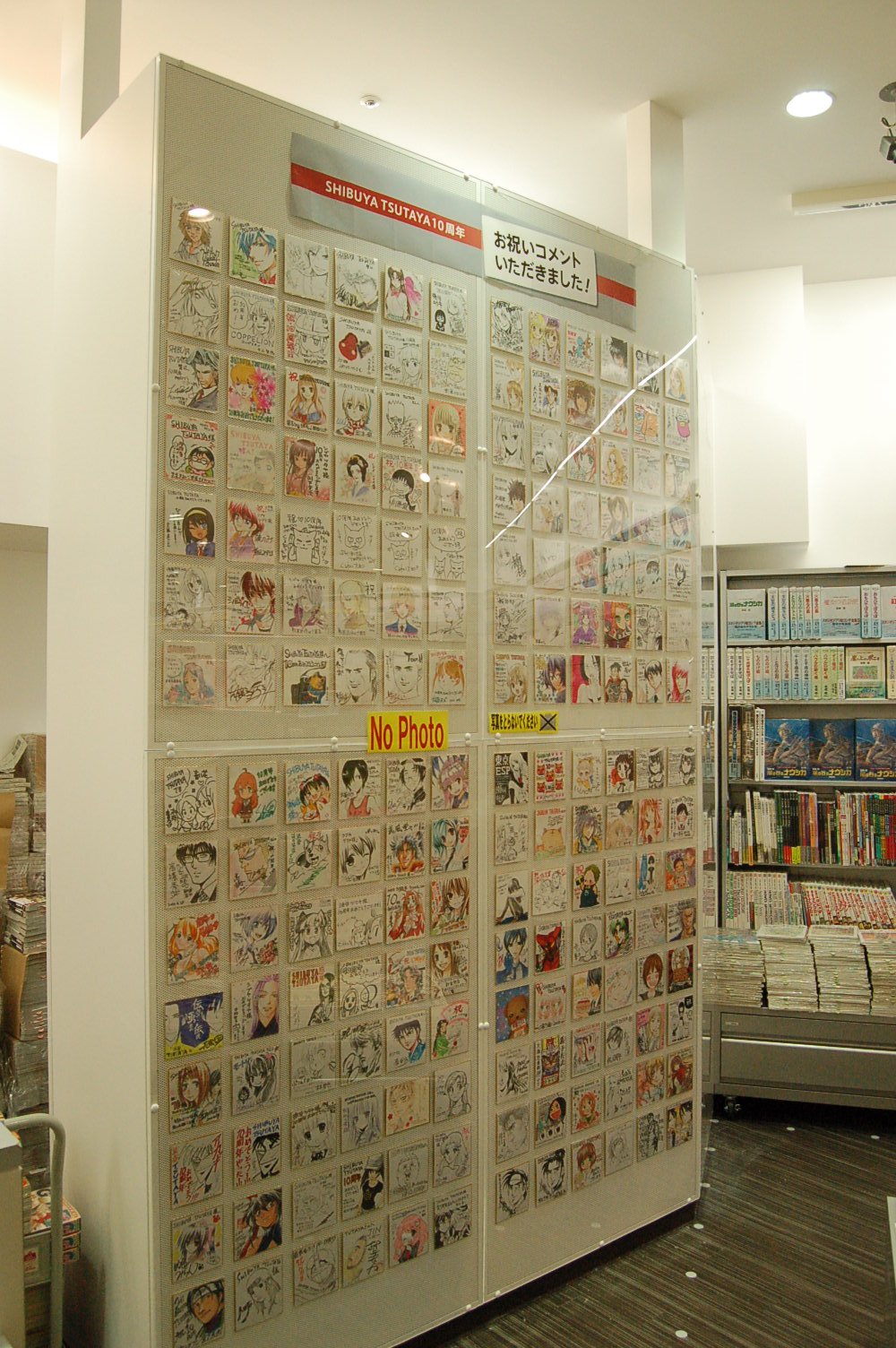 約180人のマンガ家による直筆色紙が並ぶ。