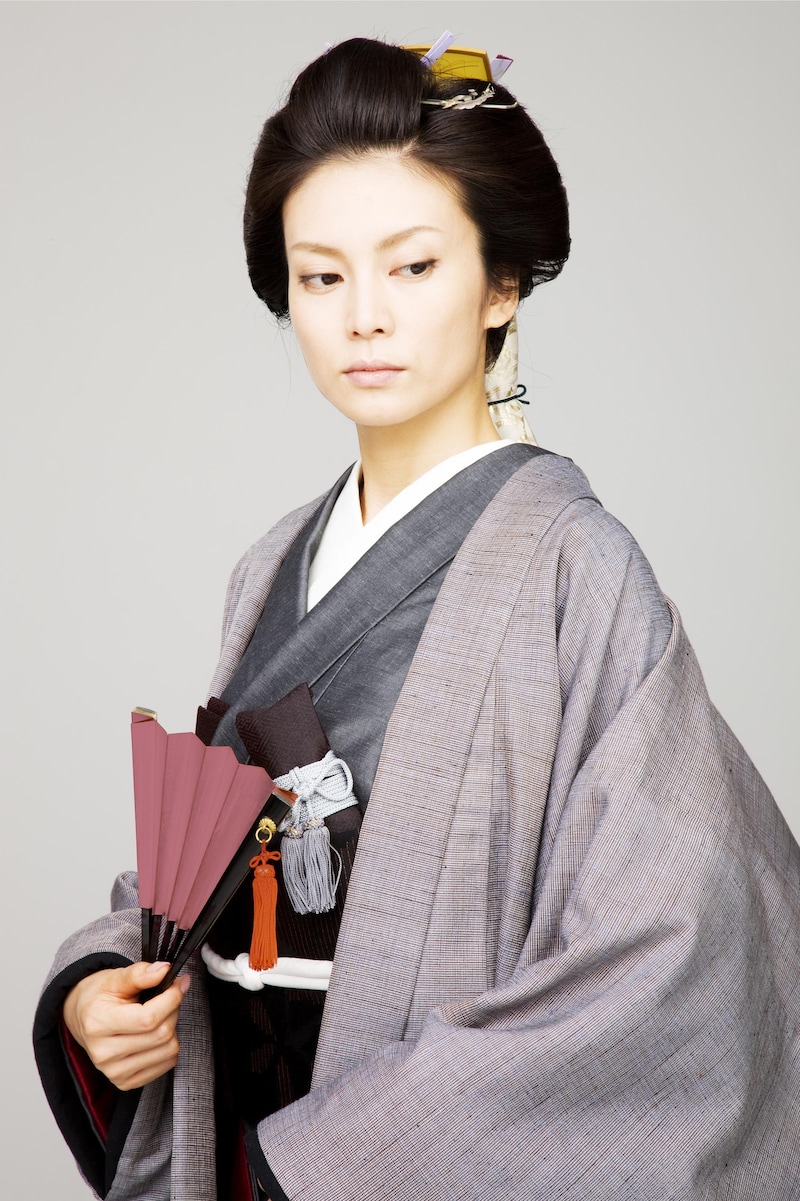 吉宗に扮した柴咲コウ。将軍の威厳をバッチリ漂わせている。なお水野に扮した二宮和也の姿が見たいユーは、公式サイトにアクセスしちゃいなよ。（Ｃ）2010男女逆転「大奥」製作委員会