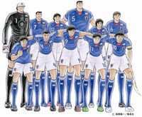 上段左から、1若林源三（GK/ハンブルグ所属）、7早田誠（DF/ガンバ大阪所属）、12松山光（MF/コンサドーレ札幌所属）、5次藤洋（DF/アビスパ福岡所属）、18新田瞬（FW/柏レイソル所属）、6三杉淳（DF/FC東京所属）、下段左から、20葵新伍（MF/FCアルベーゼ所属）、4石崎了（DFジュビロ磐田所属）、9日向小次郎（FW/ACレッジアーナ所属）、11岬太郎（MF/ジュビロ磐田所属）、10大空翼（MFバルセロナ所属）。